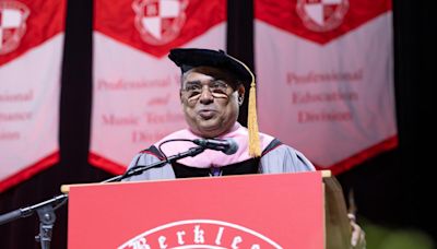 Gilberto Santa Rosa acepta el doctorado honoris causa de Berklee College of Music