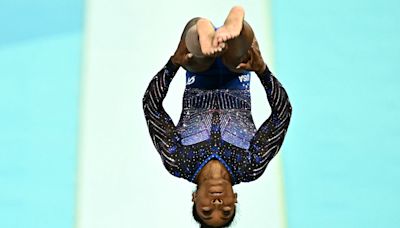 Olympics live updates: Simone Biles, Suni Lee vie for gold; men's golf halted by weather
