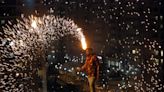 Los iraníes purifican sus almas con hogueras y bailes en la fiesta del fuego