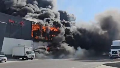 VIDEO. Se registra fuerte incendio frente a un parque industrial en Querétaro