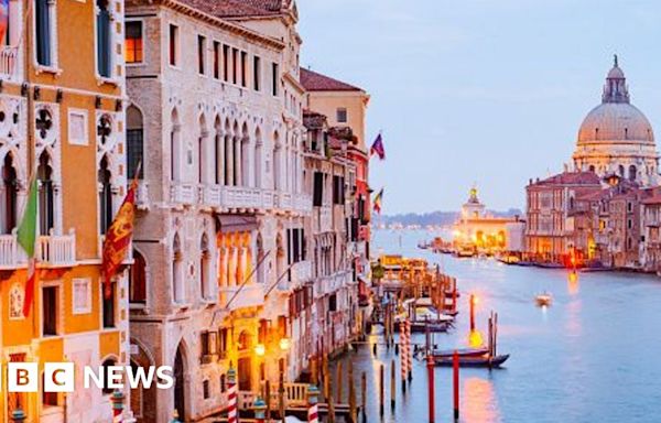Venice bans large tourist groups and loudspeakers