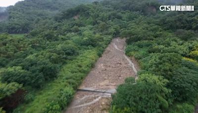 豪雨炸苗栗！ 大量土石悚淹道路 車輛驚險受阻