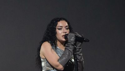 Charli XCX llama 'mocosa' a Kamala Harris, pero es un cumplido