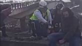 VIDEO: Así se rifaron para bajar a hombre que intentaba lanzarse en Periférico
