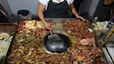 Conoce qué son los “tacos de muerte lenta”, el exuberante, delicioso y raro platillo de las taquerías en México