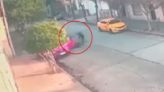 Video: cuatro ladrones interceptaron a una jubilada, la golpearon y la tiraron al suelo para robarle el auto