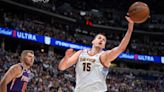 Nuggets doblegan a Suns y recuperan la delantera