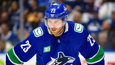 Should the Canucks re-sign Elias Lindholm? Projecting cost, risk and fit