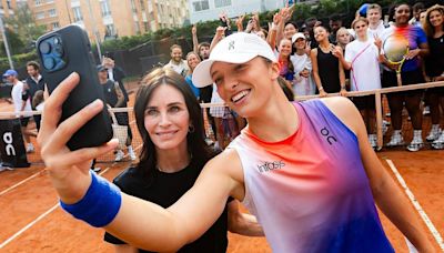Fun with Friends! Iga Swiatek hits with Courteney Cox in new Roland Garros On kit | Tennis.com