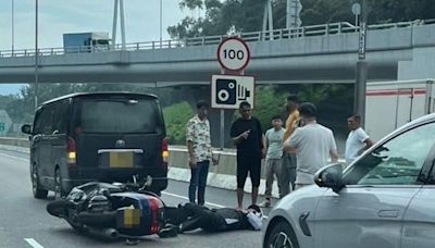 吐露港公路2車相撞 鐵騎士倒地受傷