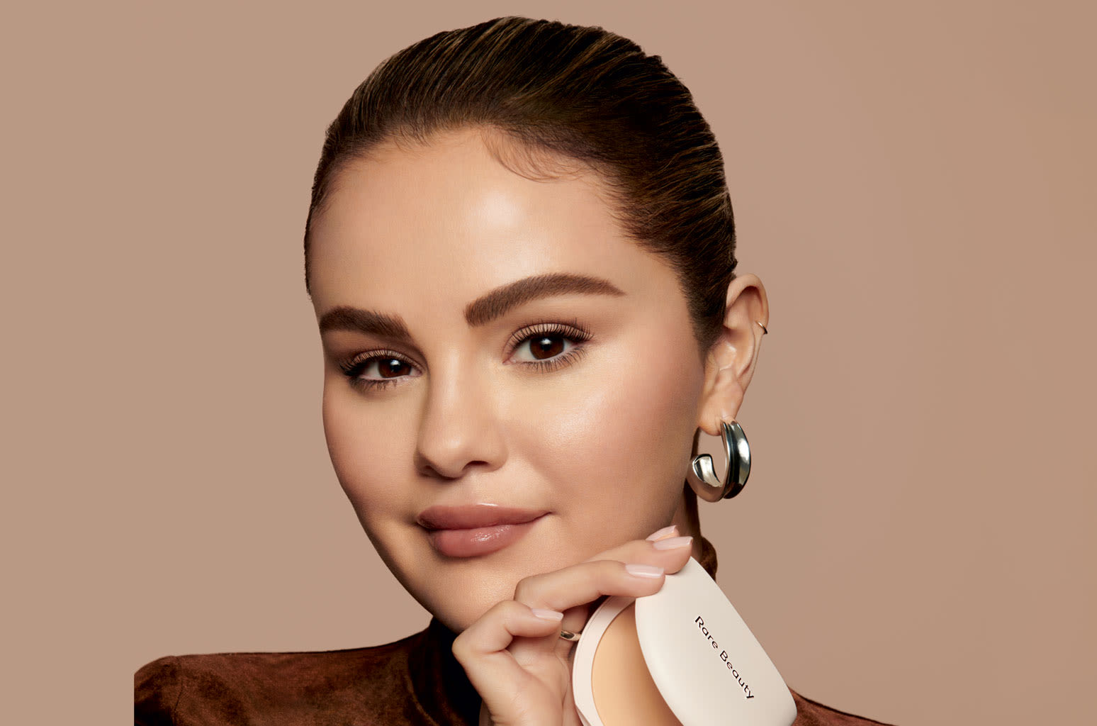 Selena Gomez Gushes Over Rare Beauty’s New Finishing Powder: ‘It Brings Out the Best in My Skin’