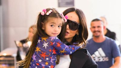 Sabrina Sato e a filha esbanjam carisma em aeroporto