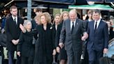 El rey Juan Carlos, arropado por su familia en el funeral de su cuñado