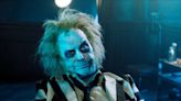 'Beetlejuice Beetlejuice' revive la pasión por el clásico de los ochentas: 'Un divertido y grotesco tributo a la original'