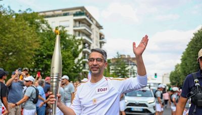 Olympic Gold Medallist Abhinav Bindra Carries Paris Olympic Flame Ahead of Opening Ceremony - News18