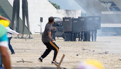 ¿Delitos políticos o actos de vandalismo? La diferencia que puede cambiar el destino de los prófugos bolsonaristas en la Argentina