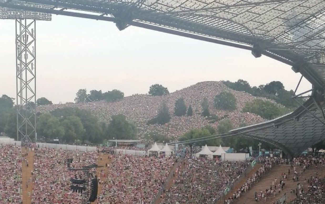 Thousands of Taylor Swift fans score free concert seats by perching on grassy hill