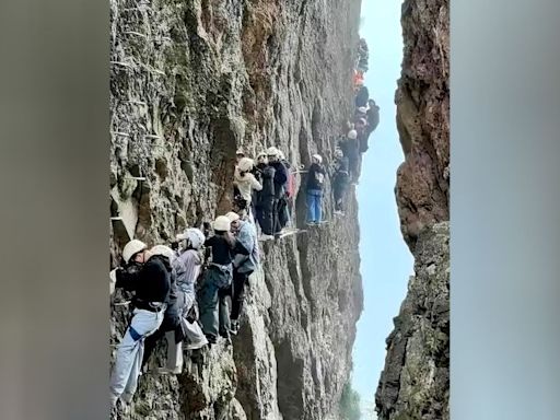 Chinese climbers stuck on cliff for more than an hour due to overcrowding