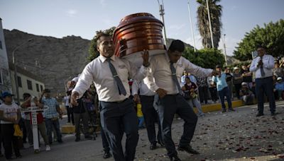 Peru's dancing undertakers take sting out of death