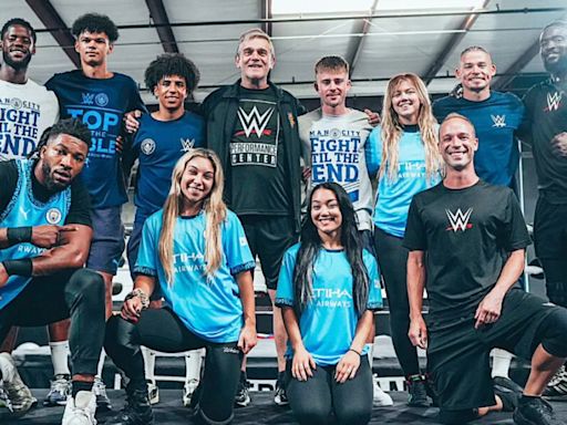 Varios jugadores del Manchester City visitan el Performance Center de WWE