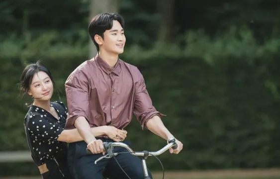 Queen of Tears Behind the Scenes Photos: Kim Soo-Hyun, Kim Ji-Won Enjoy Their Honeymoon