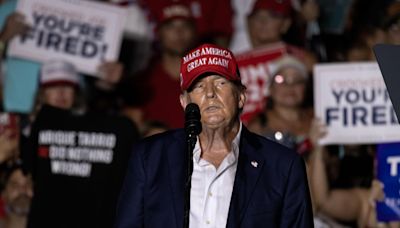 Trump hace escarnio de Biden en su primer mitin tras el debate