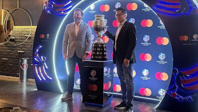 Trofeo de Copa América resguardado por escolta de Lenny Kravitz