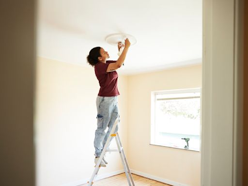 Elektroarbeiten in der Wohnung: Darf man als Laie eine Lampe selbst anschließen?