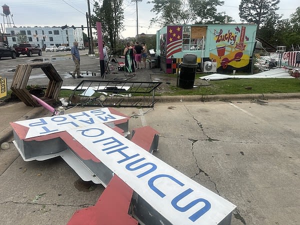 At least one killed in violent storm that hit Northwest Arkansas early Sunday | Arkansas Democrat Gazette