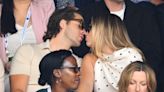 Grávida, Margot Robbie surge em clima de romance com o marido no 12º dia de Wimbledon