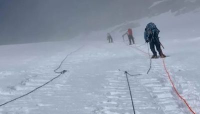 Dos escaladoras cayeron 1,000 pies en una montaña en Alaska: una de ellas murió - El Diario NY