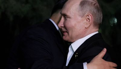 Putin e Xi trocam abraços em Pequim para selar cooperação em fim de visita; veja vídeo