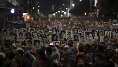 'Exigimos respostas': multidão marcha por desaparecidos da ditadura no Uruguai