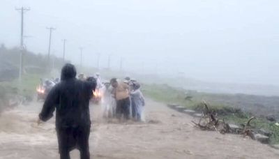 雨彈爆襲蘭嶼 遊客「勇渡黃河」