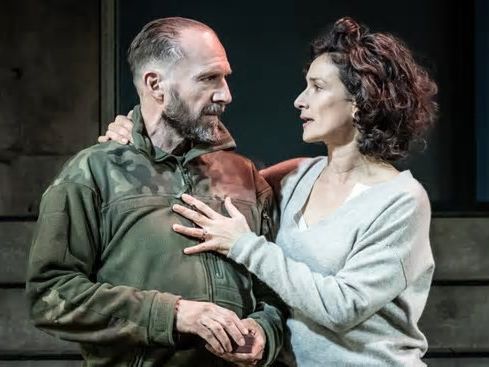 Review: Ralph Fiennes, an older Macbeth, builds sympathy for a killer with soulful weariness