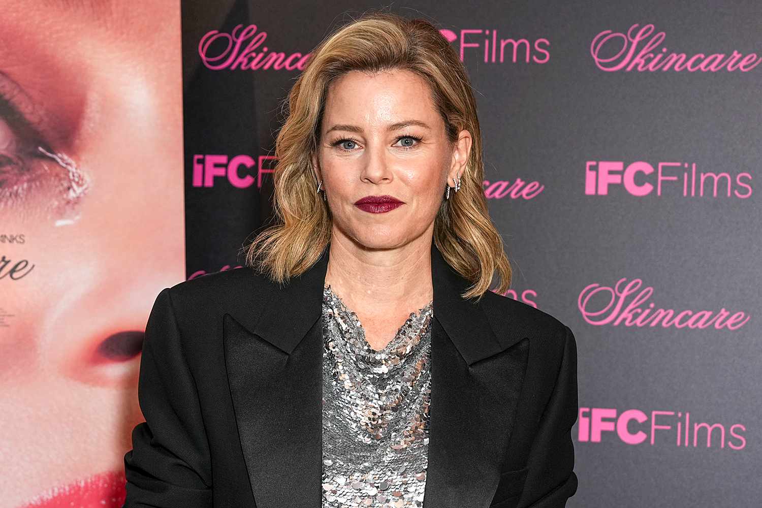 Elizabeth Banks Is Glowing from Head to Toe on the “Skincare” Premiere Red Carpet