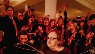 Charly García reapareció en público y tocó en vivo dos de sus grandes éxitos