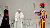 El papa entra caminando y lee la catequesis de la audiencia general