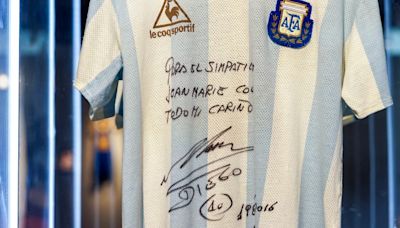 Se expone en Nueva York la camiseta de Maradona del Mundial de 1986 que saldrá a subasta