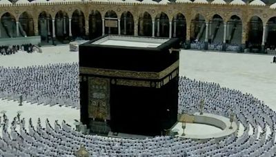 Watch the moment sun aligns perfectly above Kaaba, erasing shadows at Grand Mosque
