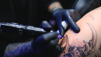 Une grand-mère de 90 ans se fait tatouer pour la première fois, un détail troublant intrigue
