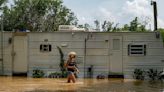 Los aguaceros remiten en torno a Houston, las inundaciones persisten tras cientos de rescates