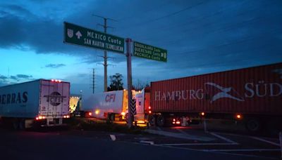 Campesinos manifestantes bloquean acceso a Arco Norte de la Autopista México-Puebla