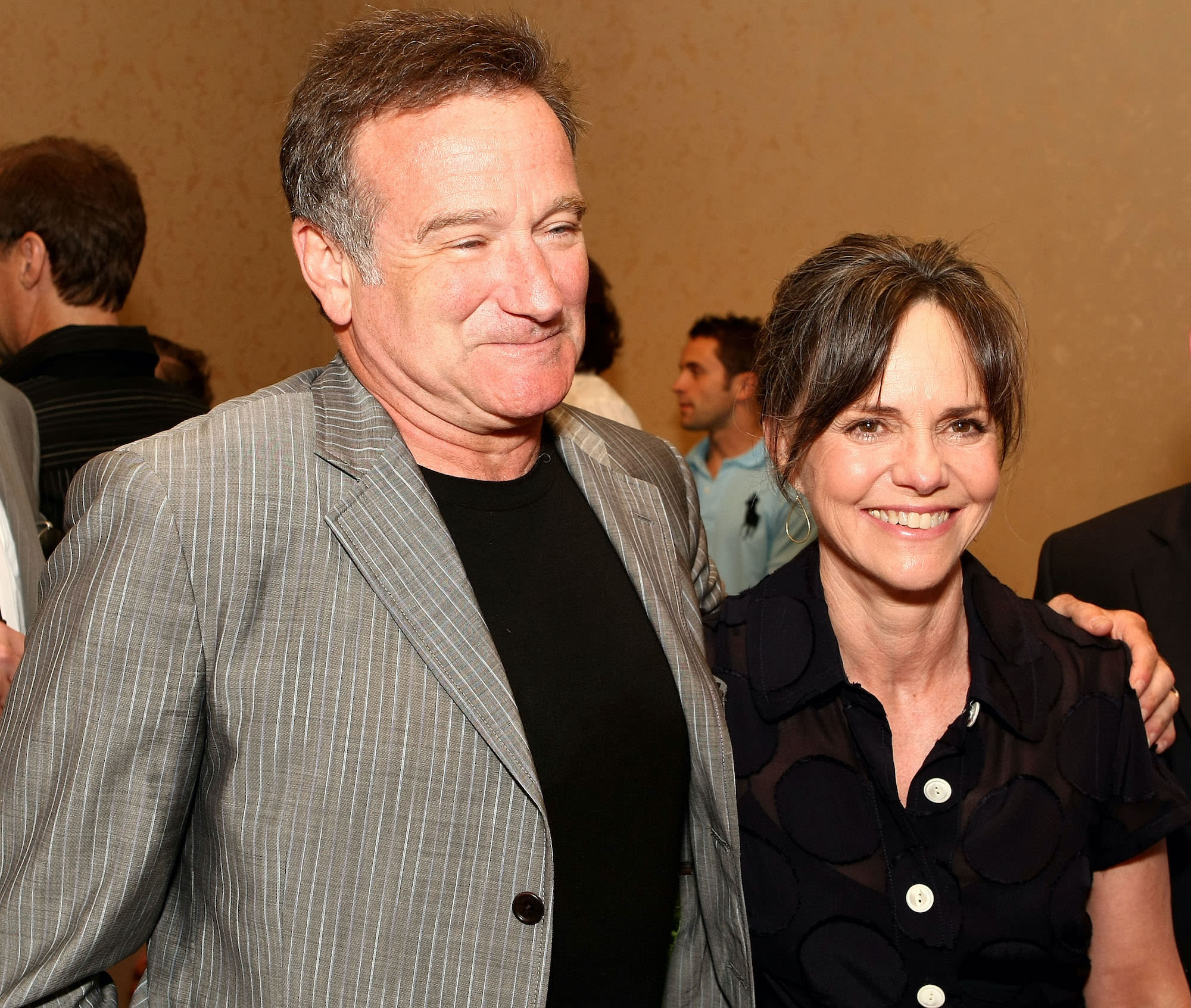 Sally Field Recalls How ‘Mrs. Doubtfire’ Costar Robin Williams Helped After Her Father’s Death