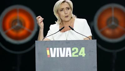 Marine Le Pen dice si gana las elecciones será “implacable” con Puigdemont: “Humilla a Francia”