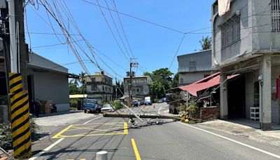 碰！高雄小貨車駕駛精神不濟自撞 「整根電桿」倒下躺地