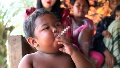 印尼2歲男童吸菸成癮「每天40支」震撼全球！14年後驚人現況曝光