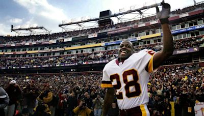 Watch the moment Darrell Green learned his No. 28 jersey was being retired by the Commanders