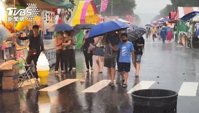 南部雨勢強！ 籃籗會「攤位被吹跑」 民眾冒雨逛街