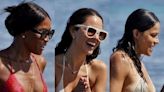 Naomi Campbell, Eiza González e Michelle Rodriguez curtem do sol ao mar em praia de Ibiza; fotos